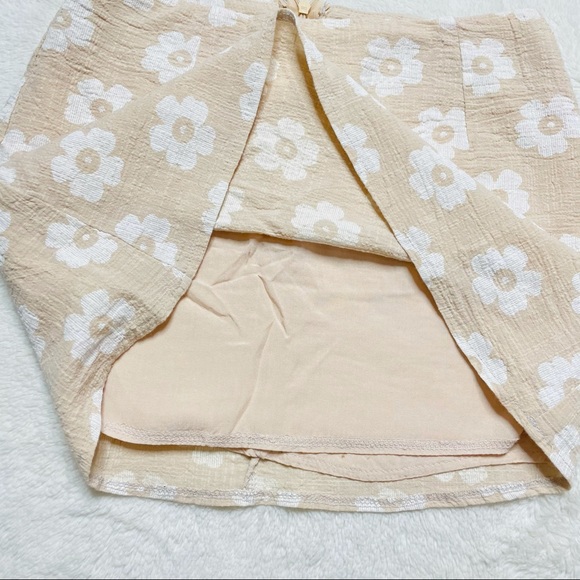 Princess Polly Beige Creme Shelly Flower - Picture 4 of 6